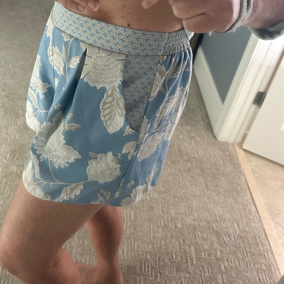 Francesca’s Collection Boutique Alya Blue/Tan Floral Print Shorts Size Medium - Picture 11 of 12